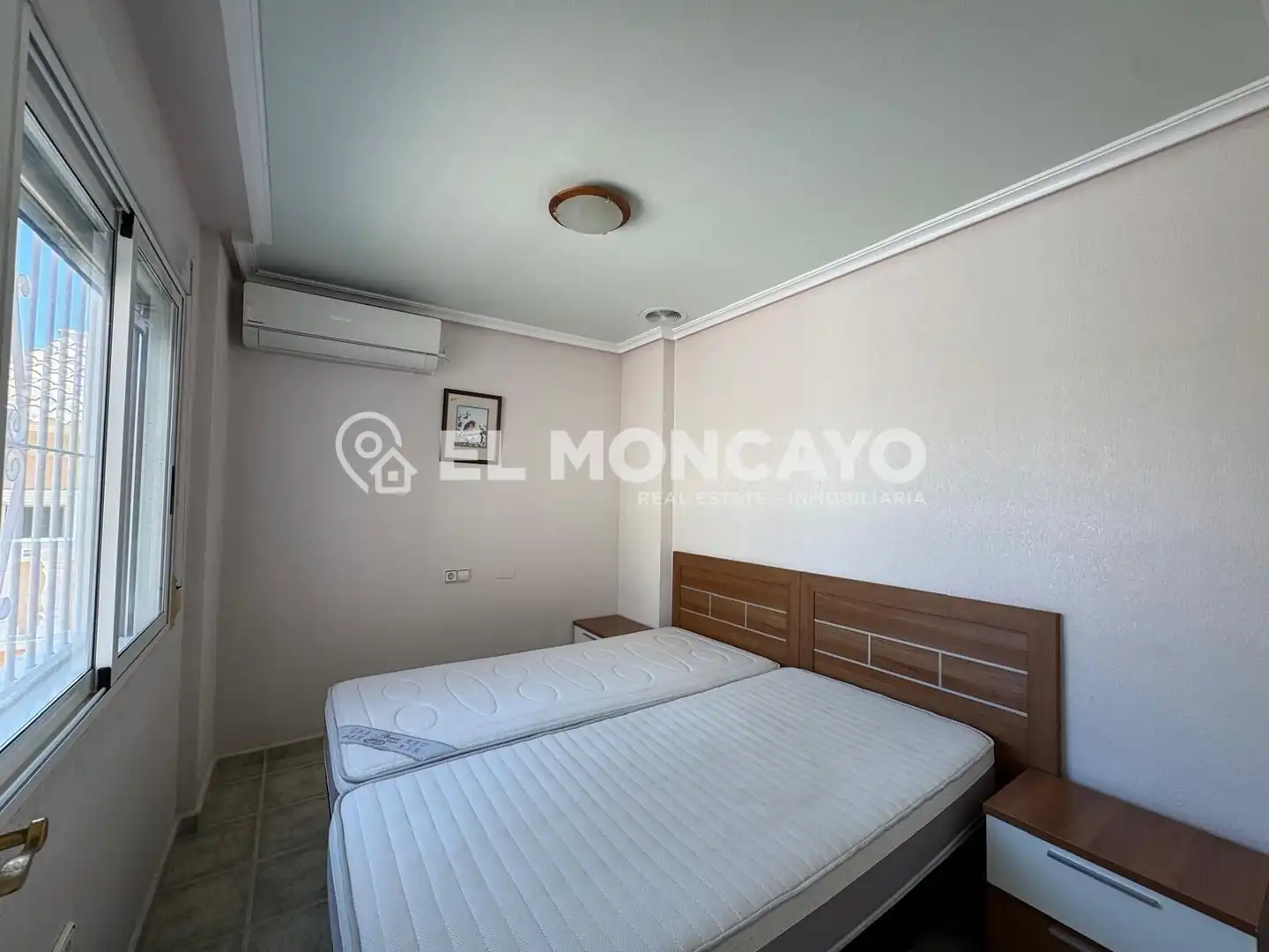 Schlafzimmer von Einfamilien-Reihenhaus zum Verkauf in Guardamar del Segura mit Klimaanlage, Heizung und Terrasse