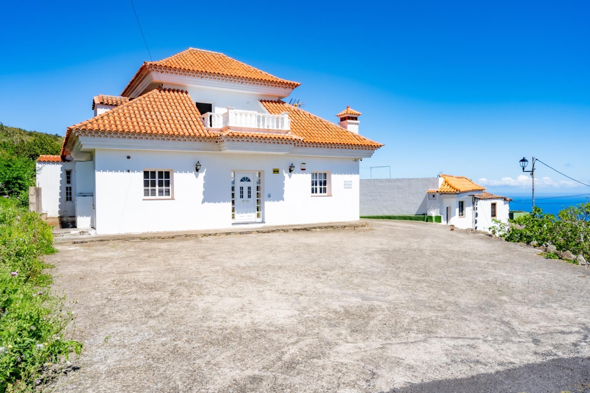 Vista exterior de Casa o xalet en venda en El Tanque amb Jardí privat, Terrassa i Traster