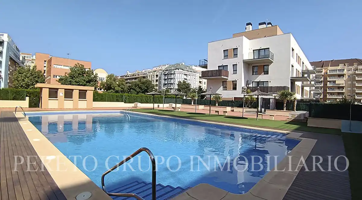 Piscina de Apartament en venda en Dénia amb Aire condicionat, Calefacció i Jardí privat