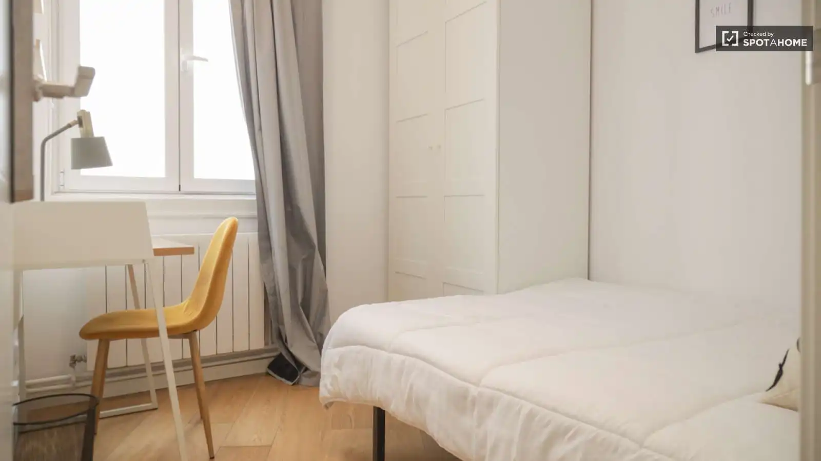 Bedroom of Flat for share in Madrid  with Air Conditioner, Heating and Terrace