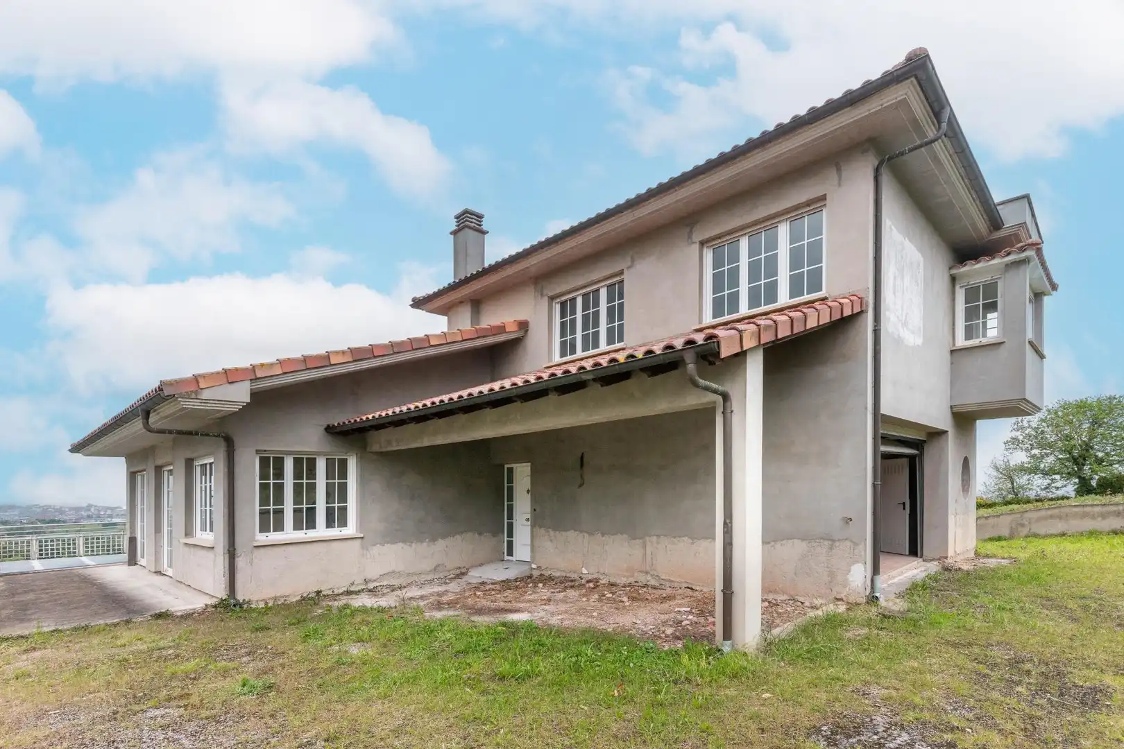 Vista exterior de Casa o xalet en venda en Oviedo  amb Jardí privat, Terrassa i Balcó