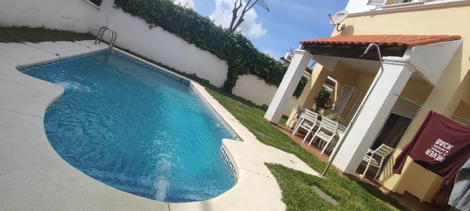 Schwimmbecken von Einfamilien-Reihenhaus zum Verkauf in Espartinas mit Klimaanlage, Schwimmbad und Ofen