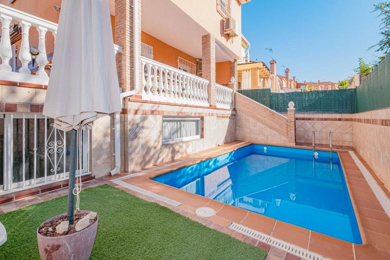 Piscina de Casa adosada en venda en Jun amb Aire condicionat, Calefacció i Terrassa