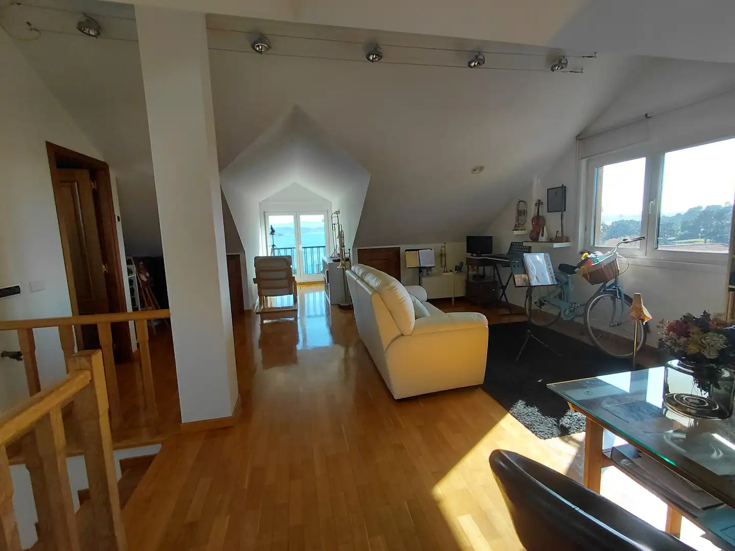 Sala de estar de Casa o chalet en venta en Oleiros con Calefacción, Jardín privado y Parquet