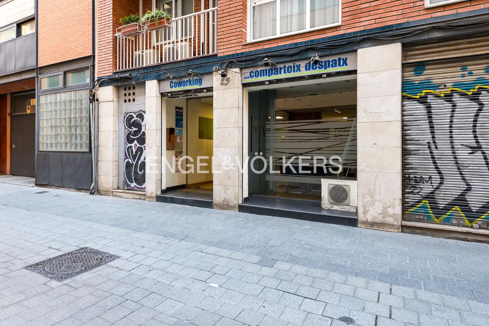 Vista exterior de Oficina en venda en Barcelona amb Aire condicionat i Moblat