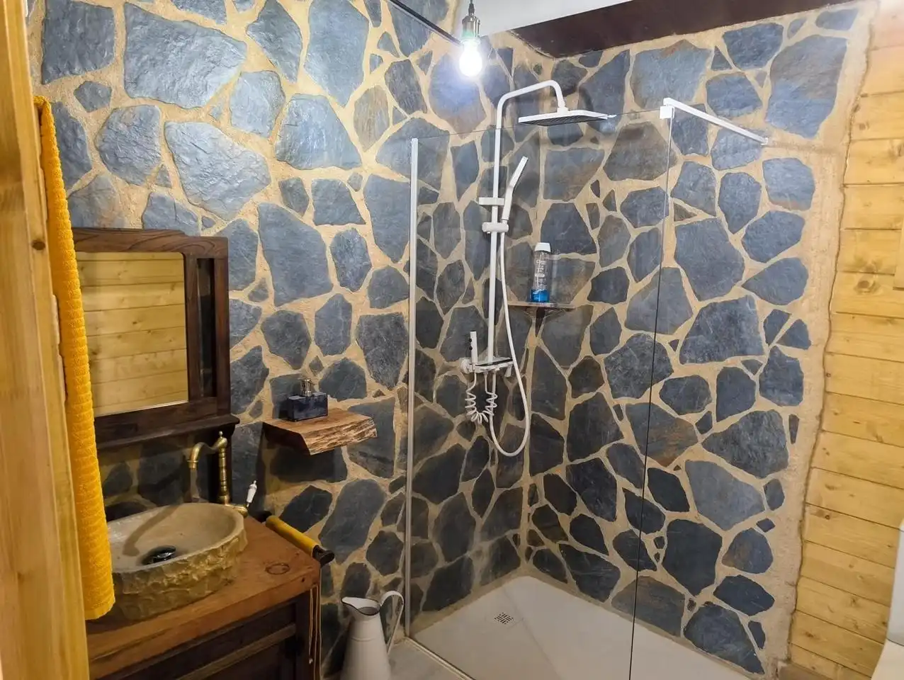 Bany de Finca rústica de lloguer en Arteixo amb Jardí privat