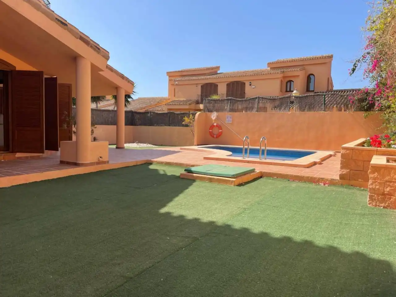 Schwimmbecken von Einfamilien-Reihenhaus zum Verkauf in Cartagena mit Klimaanlage, Privatgarten und Terrasse