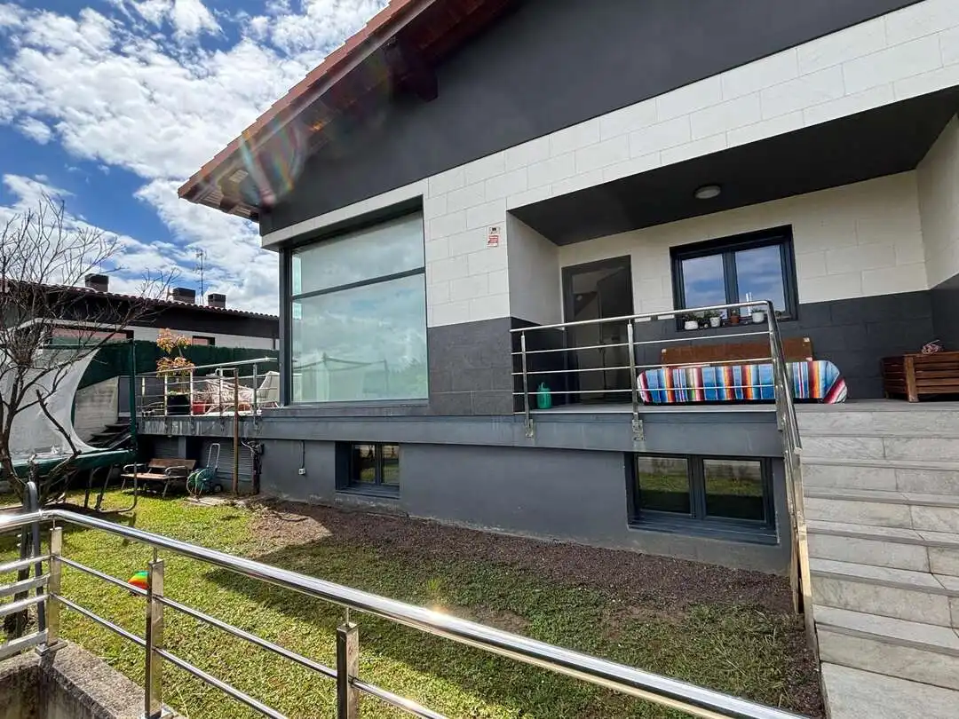 Vista exterior de Casa adosada de lloguer en Sopela amb Calefacció i Traster