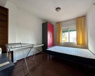 Dormitori de Apartament per a compartir en  Granada Capital amb Moblat, Forn i Microones