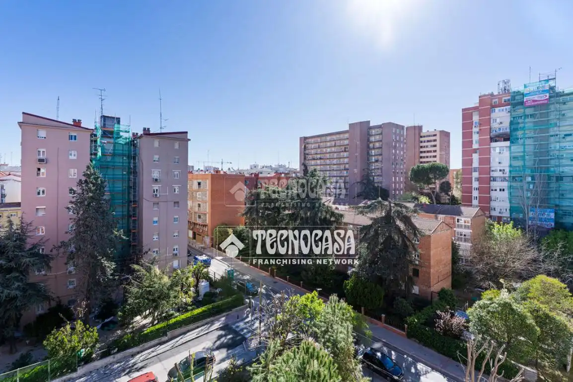 Vista exterior de Piso en venta en Madrid con Balcón