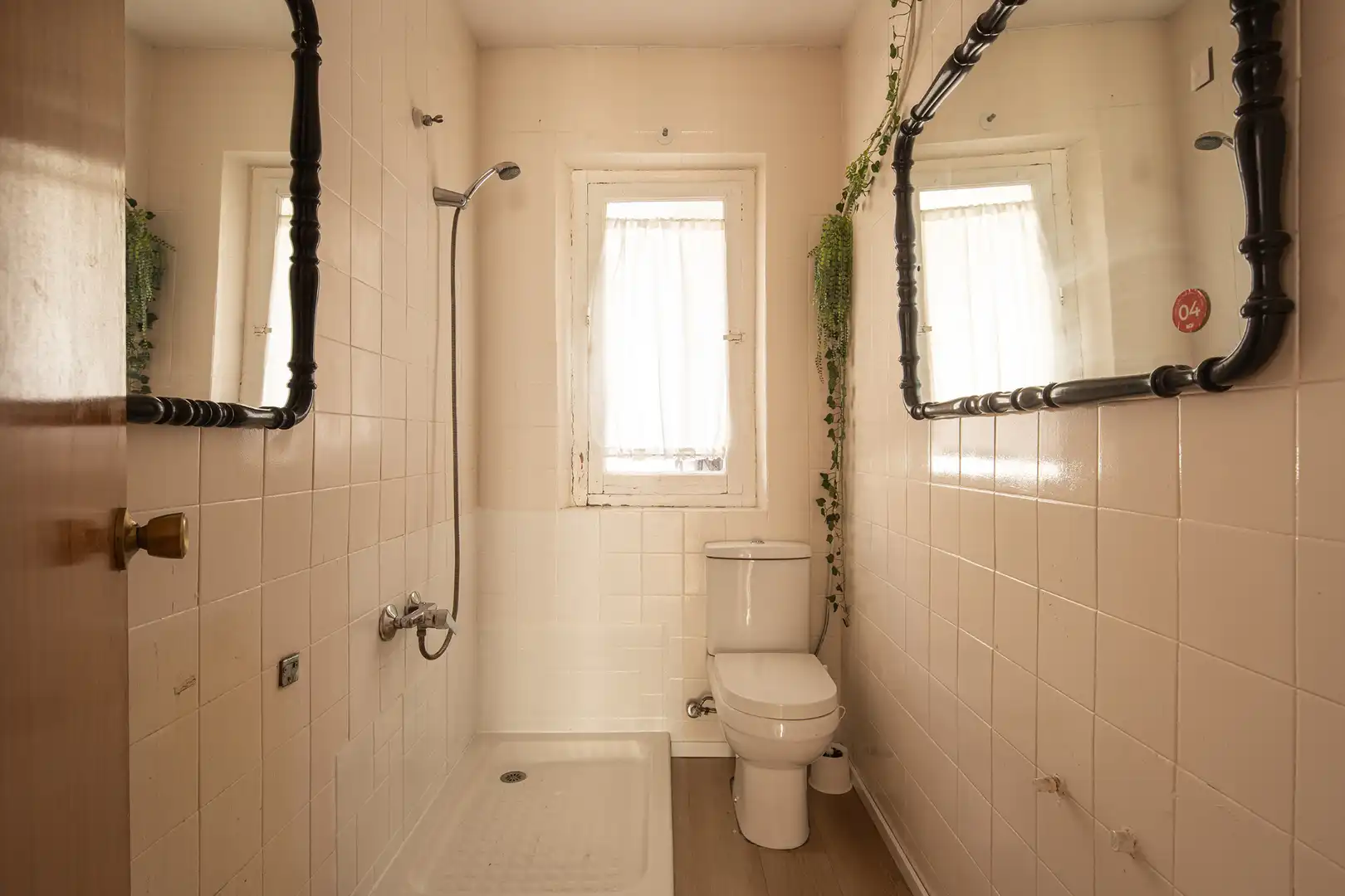 Badezimmer von Wohnung zum Verkauf in Granada mit Parkett, Möbliert und Ofen