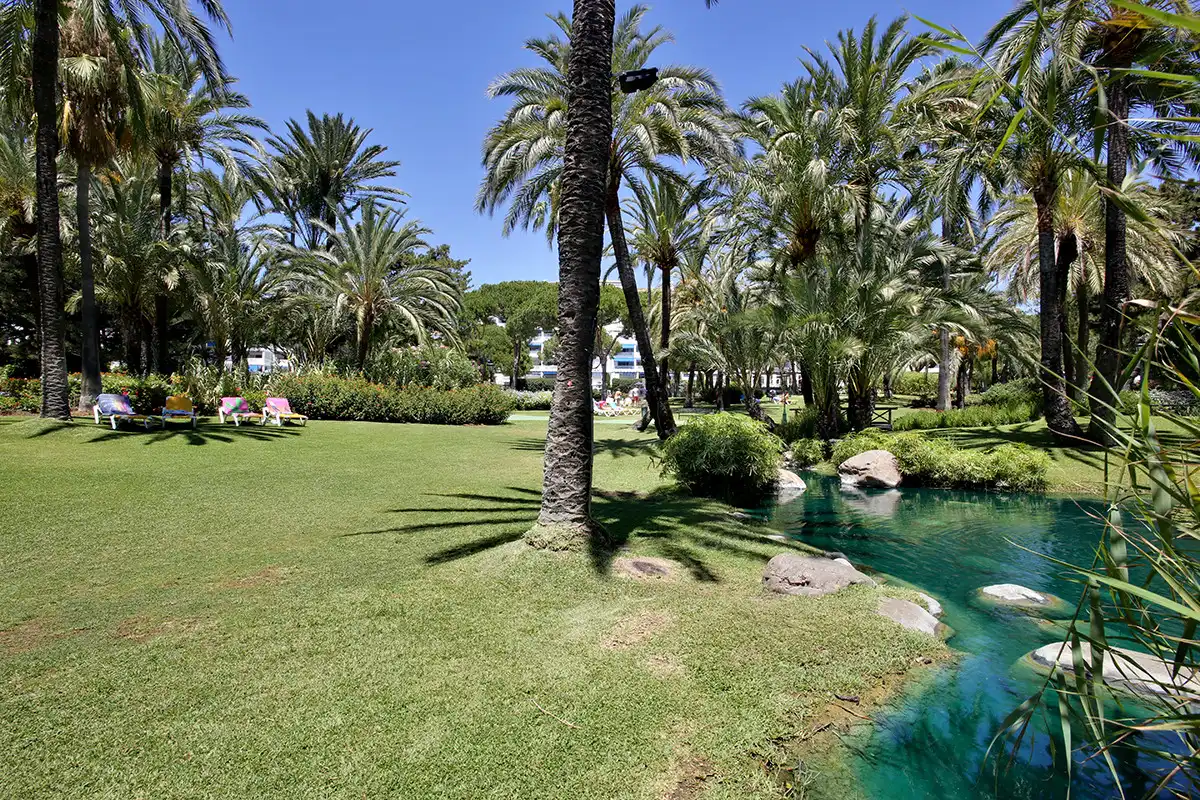 Garten von Erdgeschoss zur Miete in Marbella mit Klimaanlage, Terrasse und Schwimmbad