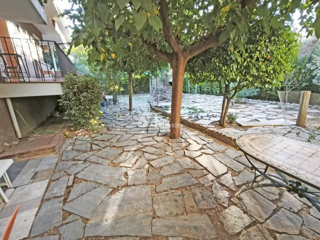Casa aparellada amb jardí en venda a Avenida Lluís Companys, imagen 2