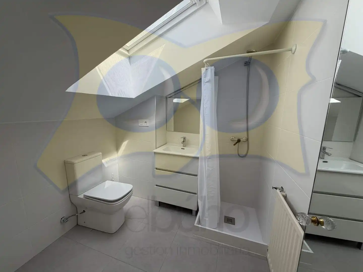 Baño de Piso de alquiler en Salamanca con Calefacción, Horno y Lavadora