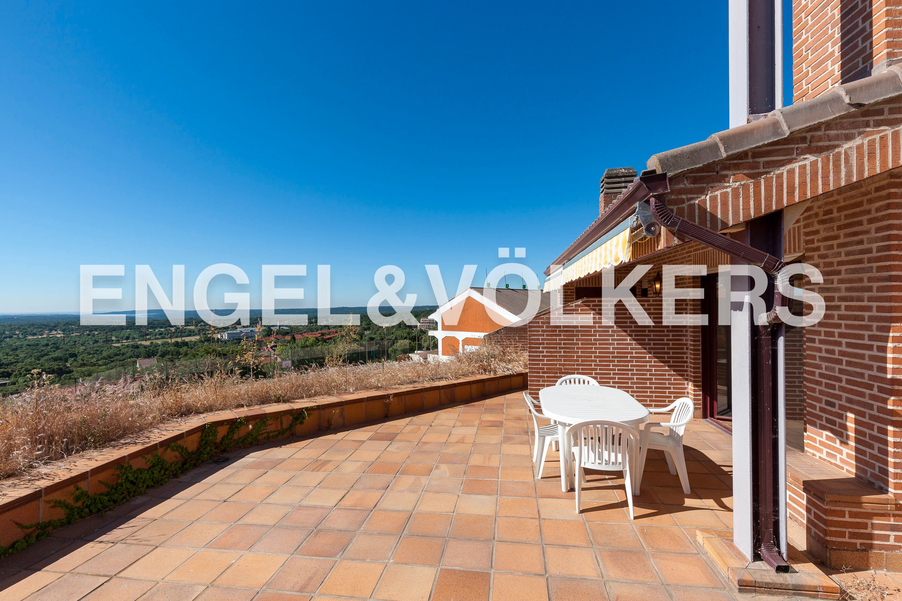 Terrassa de Casa o xalet en venda en San Lorenzo de El Escorial amb Calefacció