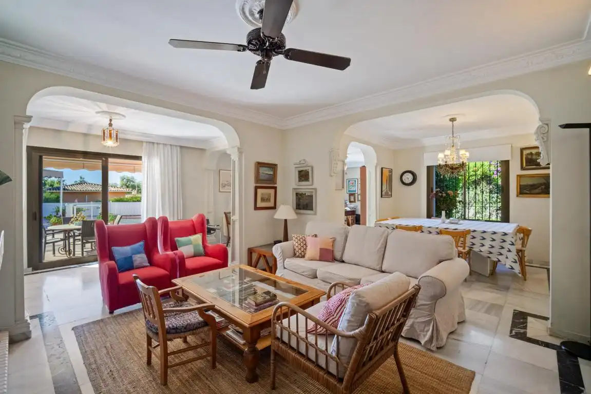Sala de estar de Casa o chalet en venta en Marbella con Aire acondicionado, Jardín privado y Terraza