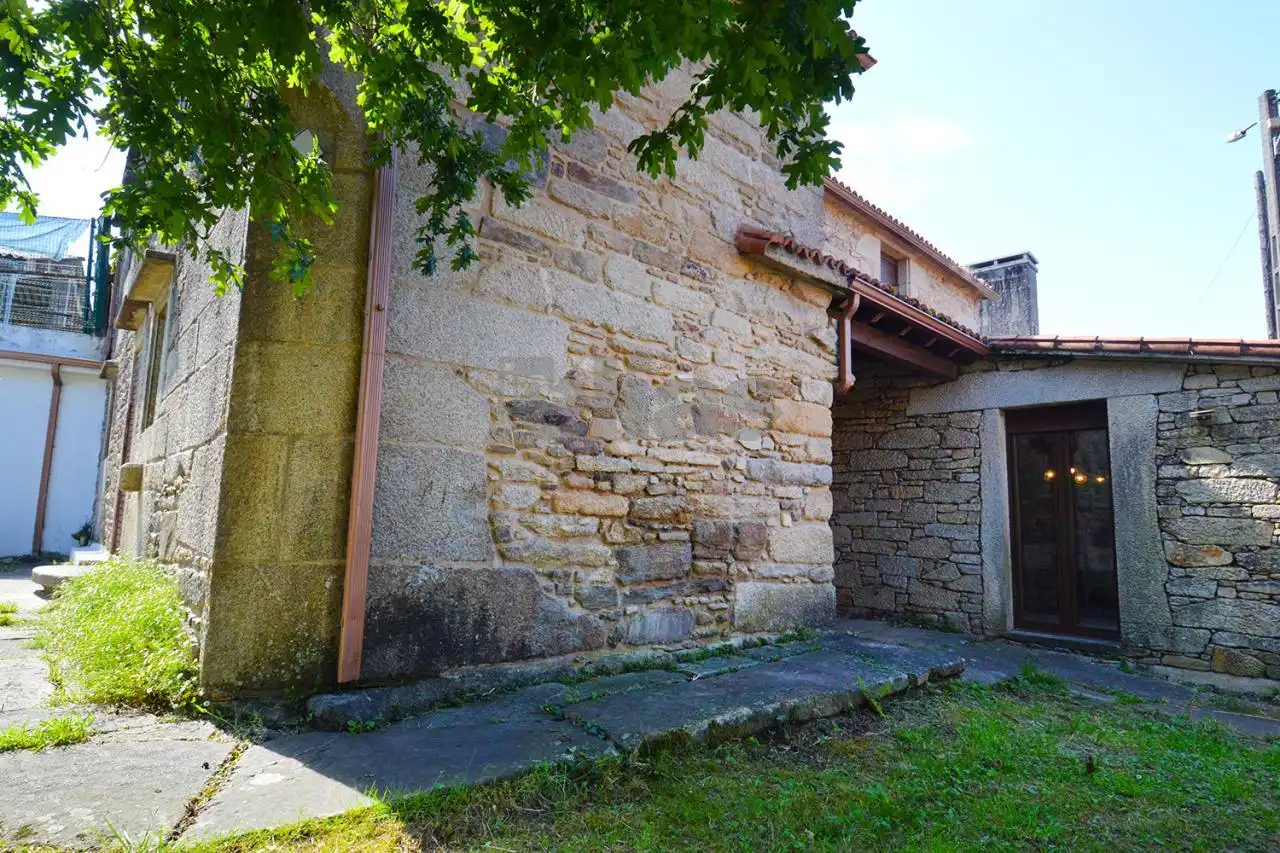 Vista exterior de Casa o xalet en venda en Vimianzo amb Calefacció, Jardí privat i Terrassa