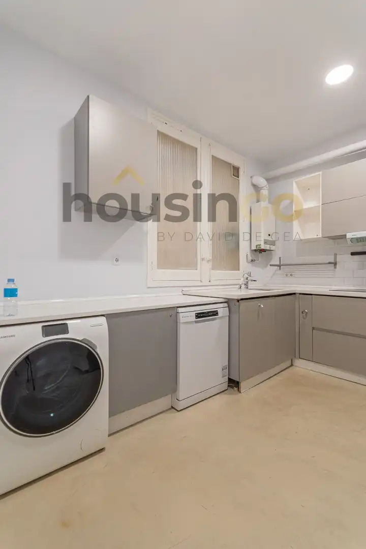 Kitchen of Flat for rent in Madrid  with Heating, Terrace and Oven