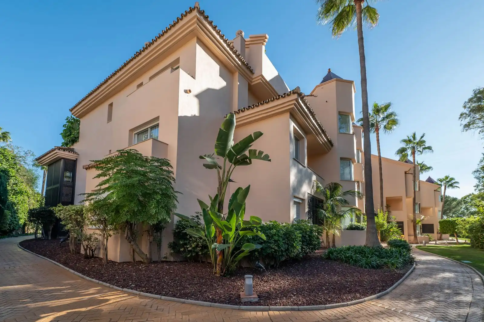 Vista exterior de Ático en venta en Marbella con Terraza, Trastero y Amueblado