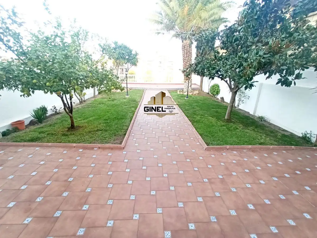 Jardí de Casa o xalet en venda en Jaén amb Aire condicionat, Calefacció i Terrassa