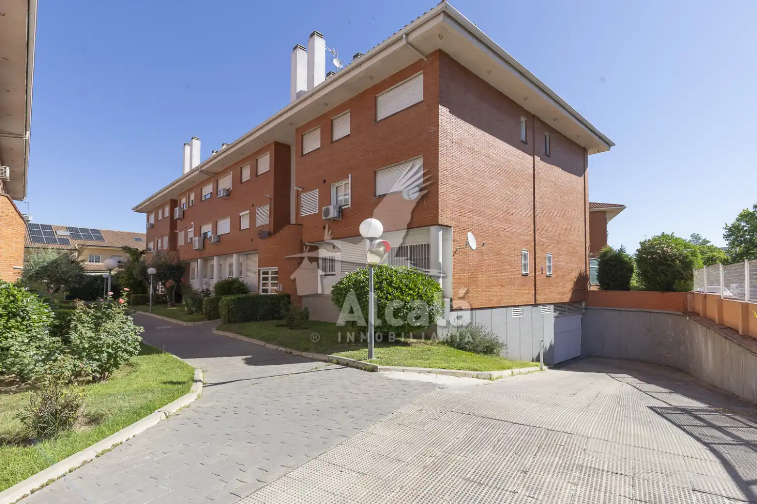 Vista exterior de Piso en venta en Alcalá de Henares con Calefacción, Parquet y Piscina