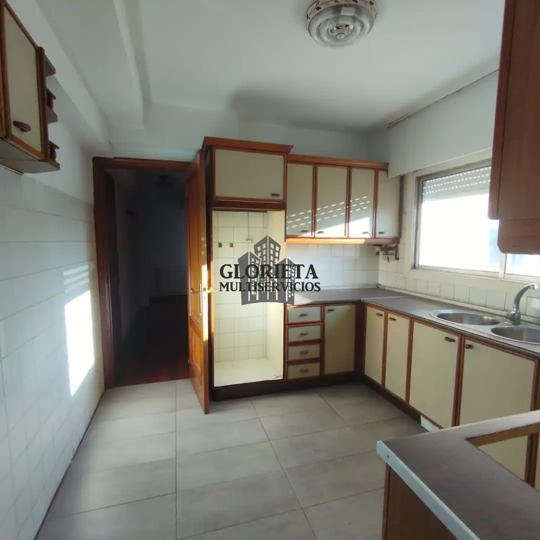 Cocina de Piso en venta en Vigo  con Calefacción, Parquet y Terraza