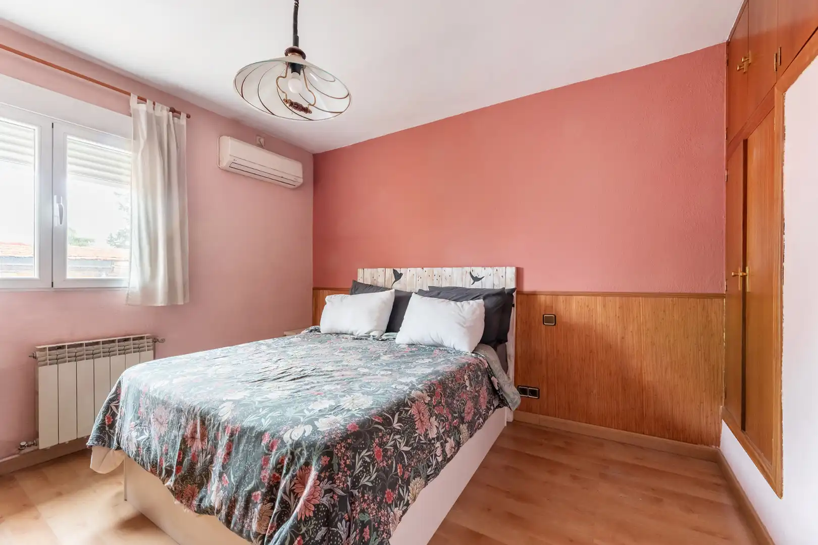 Habitación de Casa adosada en venta en Pozuelo de Alarcón con Aire acondicionado, Calefacción y Jardín privado