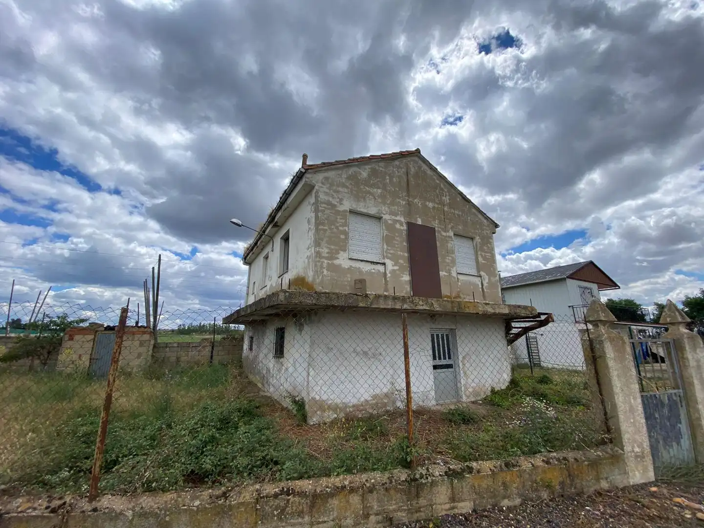 Vista exterior de Finca rústica en venda en Carrizo amb Jardí privat