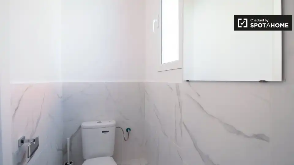 Baño de Piso para compartir en Barcelona con Aire acondicionado, Calefacción y Amueblado
