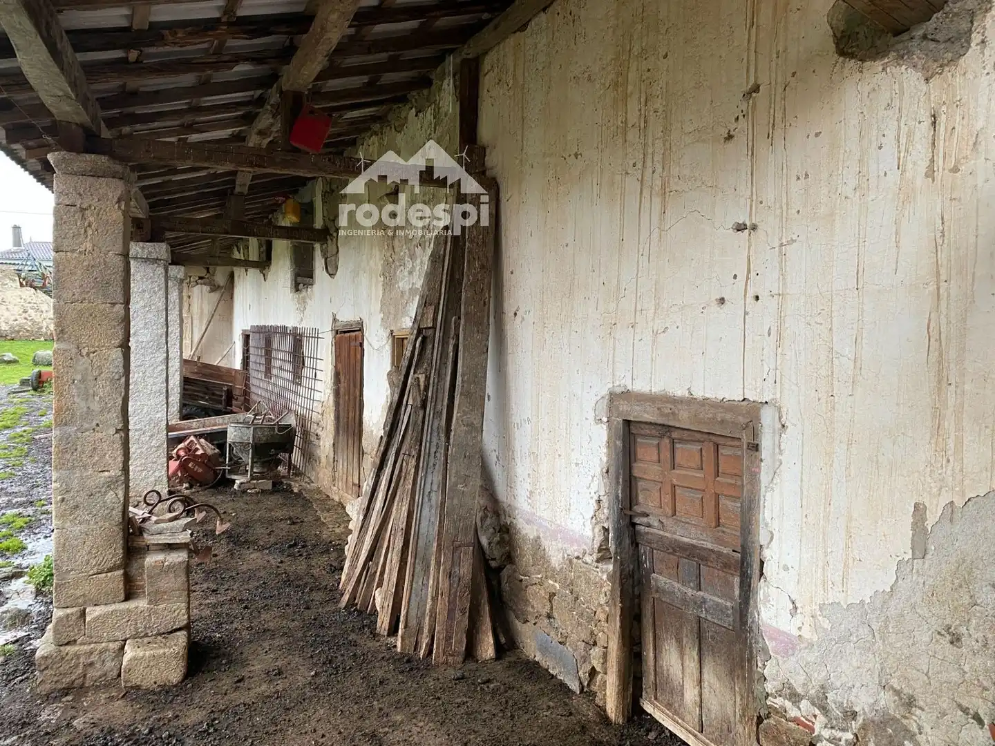 Buildings for sale in Pantón
