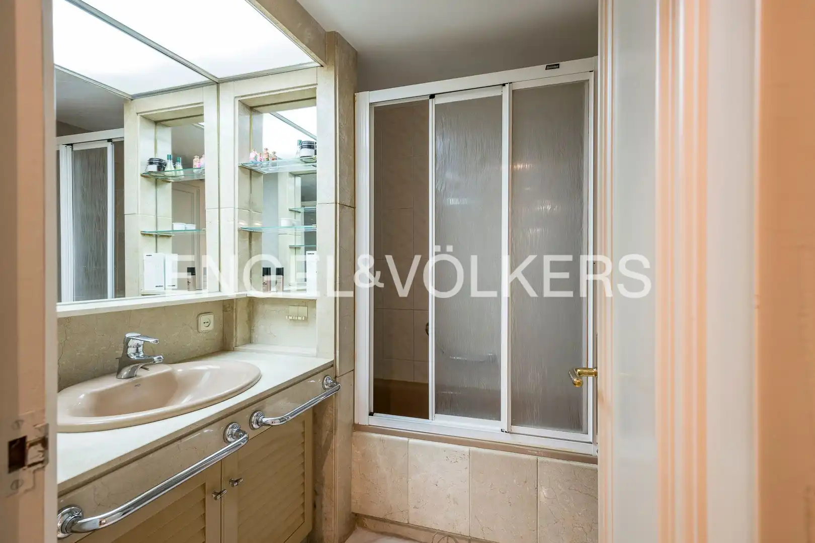 Bathroom of Flat for sale in Barcelona  with Air Conditioner, Heating and Private garden