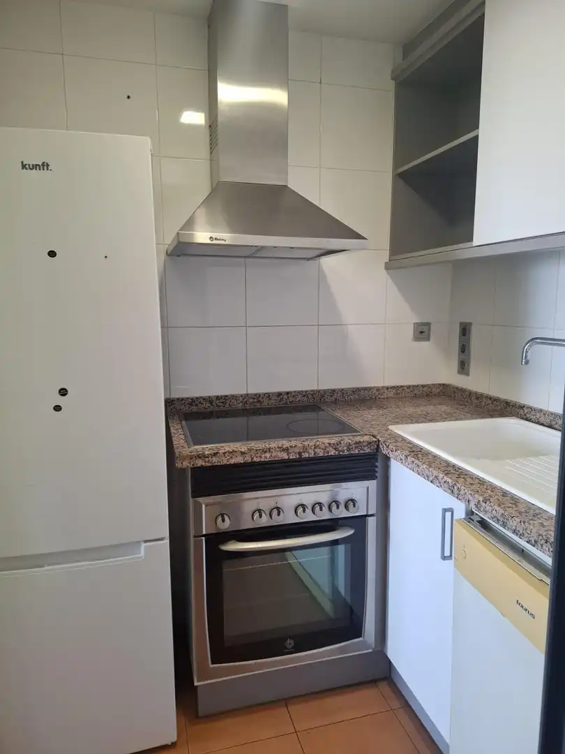 Cuina de Apartament de lloguer en Benidorm amb Aire condicionat, Calefacció i Terrassa