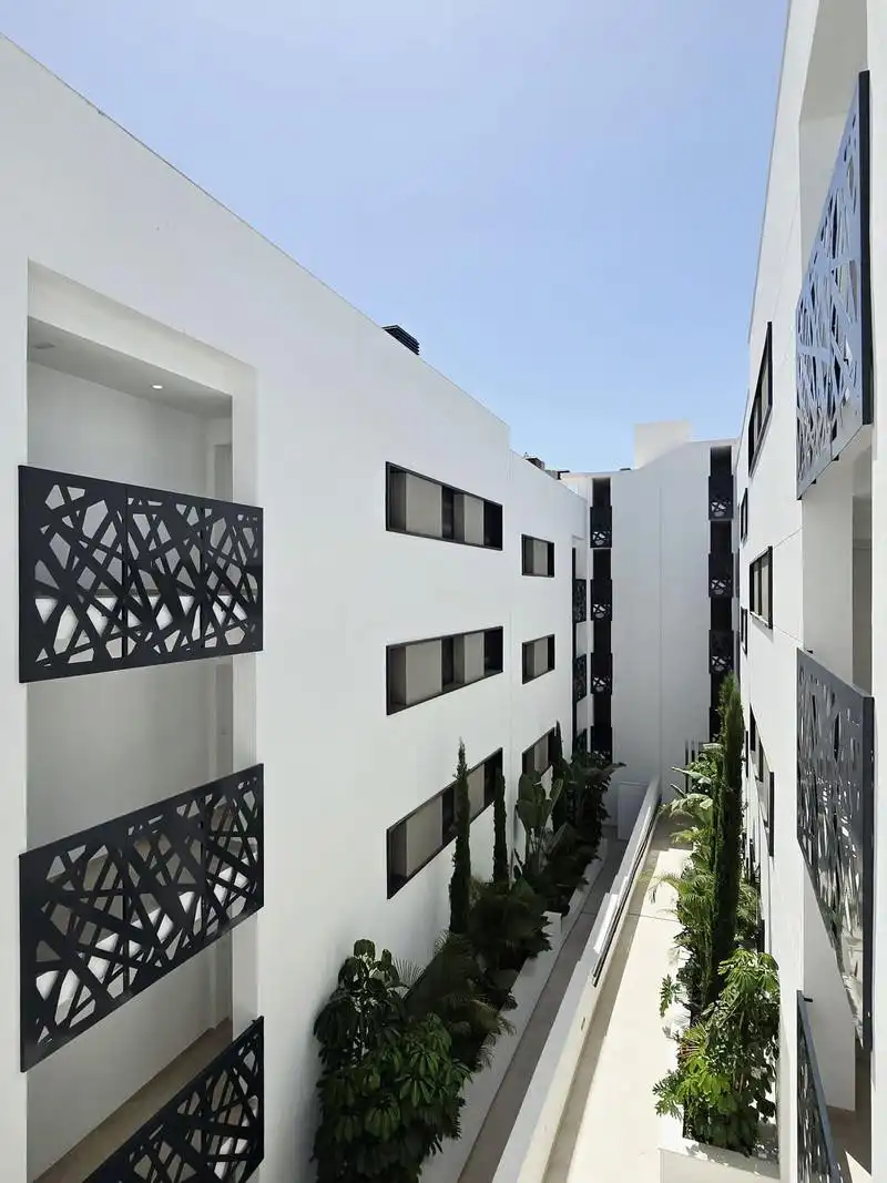 Vista exterior de Àtic de lloguer en Estepona amb Aire condicionat, Terrassa i Piscina