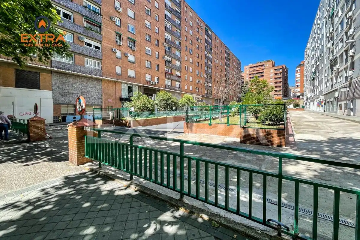 Außenansicht von Garage zum Verkauf in Madrid