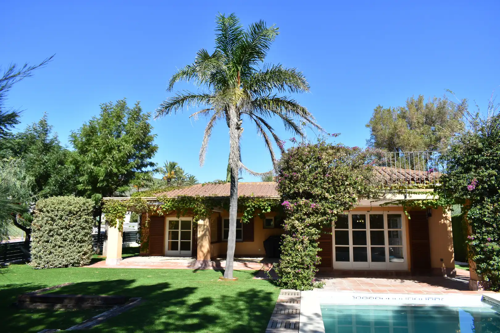 Vista exterior de Casa o xalet en venda en Mont-roig del Camp amb Aire condicionat, Calefacció i Jardí privat