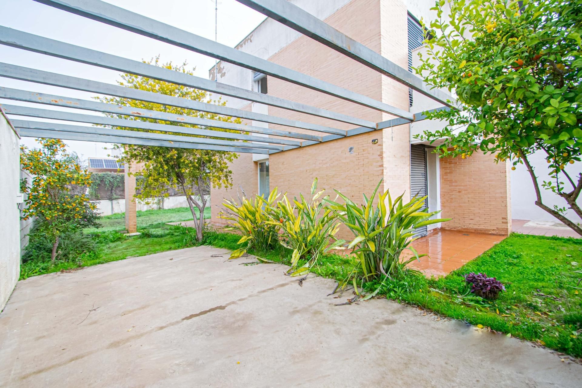 Vista exterior de Casa adosada en venda en Espartinas amb Aire condicionat, Jardí privat i Terrassa