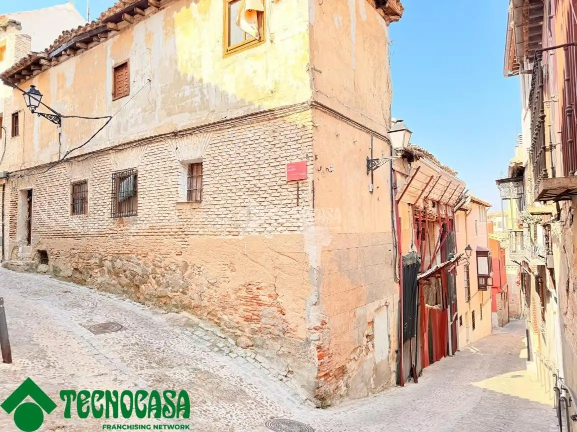 Vista exterior de Casa adosada en venda en Toledo amb Terrassa i Balcó