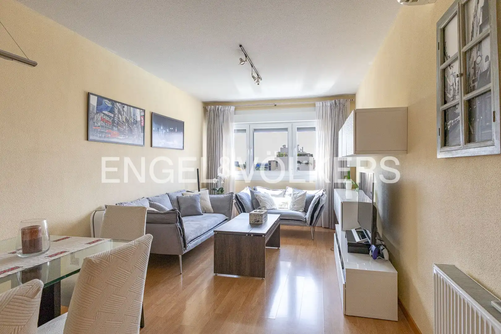 Living room of Flat for sale in Madrid  with Air Conditioner, Heating and Storage room