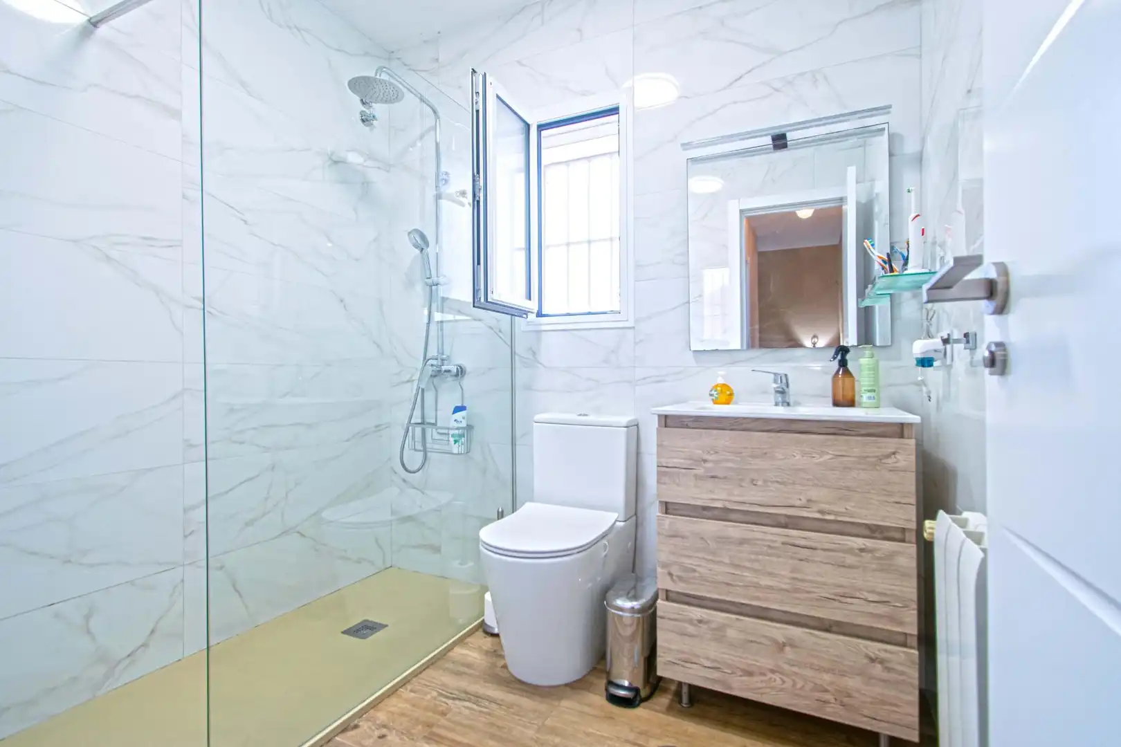 Baño de Casa adosada en venta en Gines con Aire acondicionado, Jardín privado y Trastero