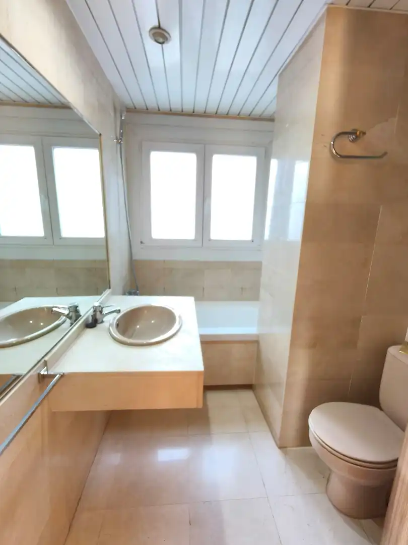 Badezimmer von Maisonette zum Verkauf in Barcelona mit Klimaanlage, Heizung und Parkett