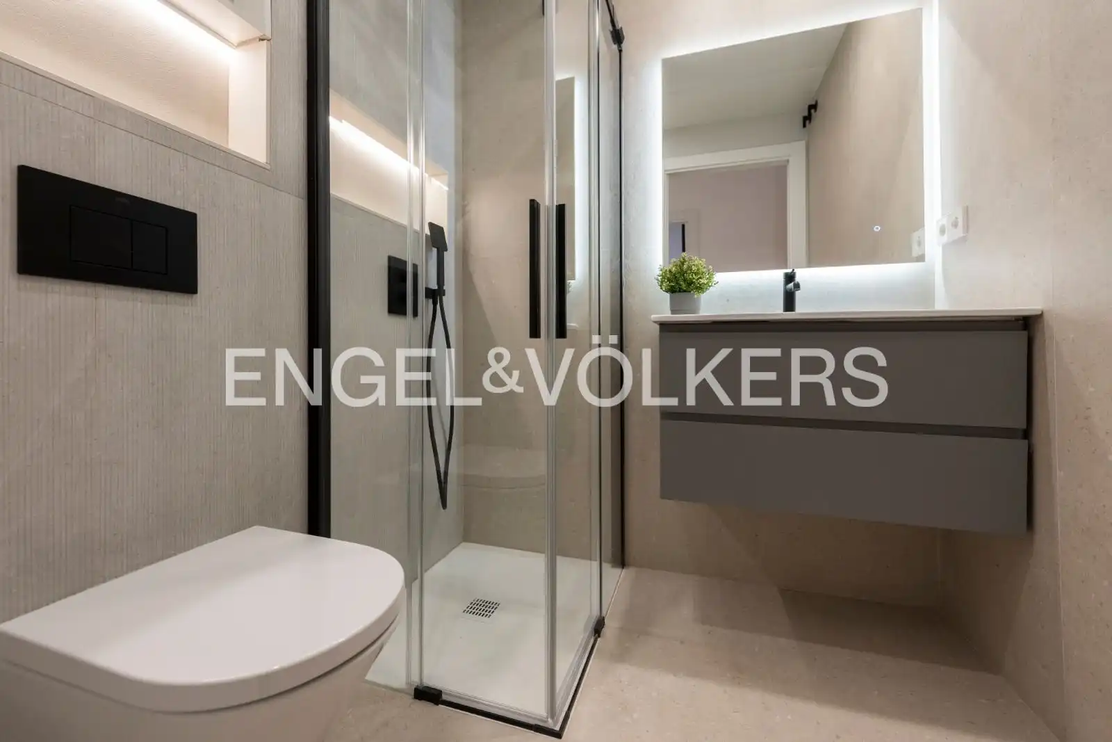 Badezimmer von Wohnungen zum Verkauf in Barcelona mit Klimaanlage, Heizung und Parkett