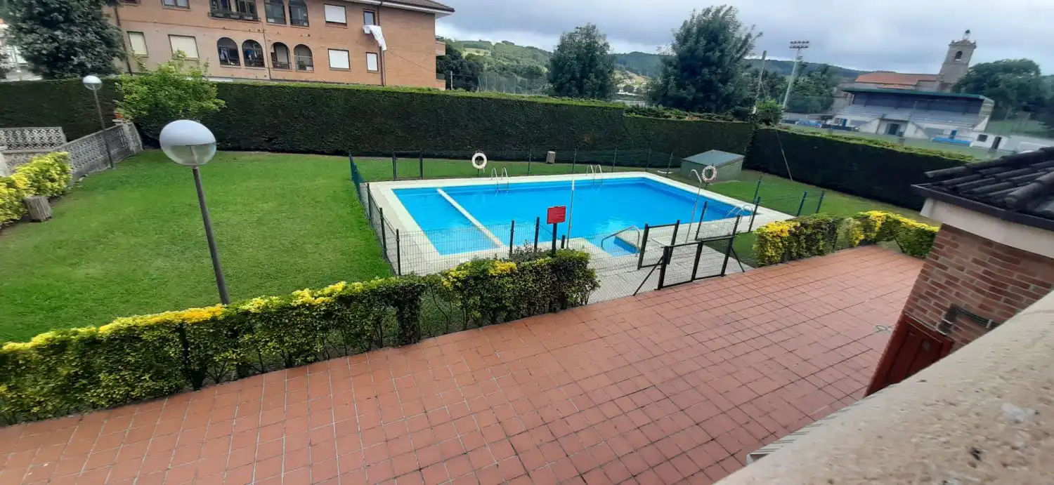 Piscina de Piso en venta en Bárcena de Cicero con Calefacción, Terraza y Trastero