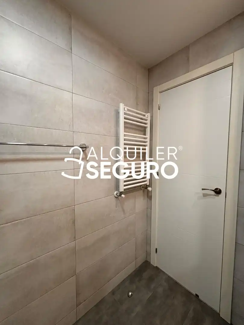 Badezimmer von Wohnung zur Miete in Madrid mit Heizung und Terrasse