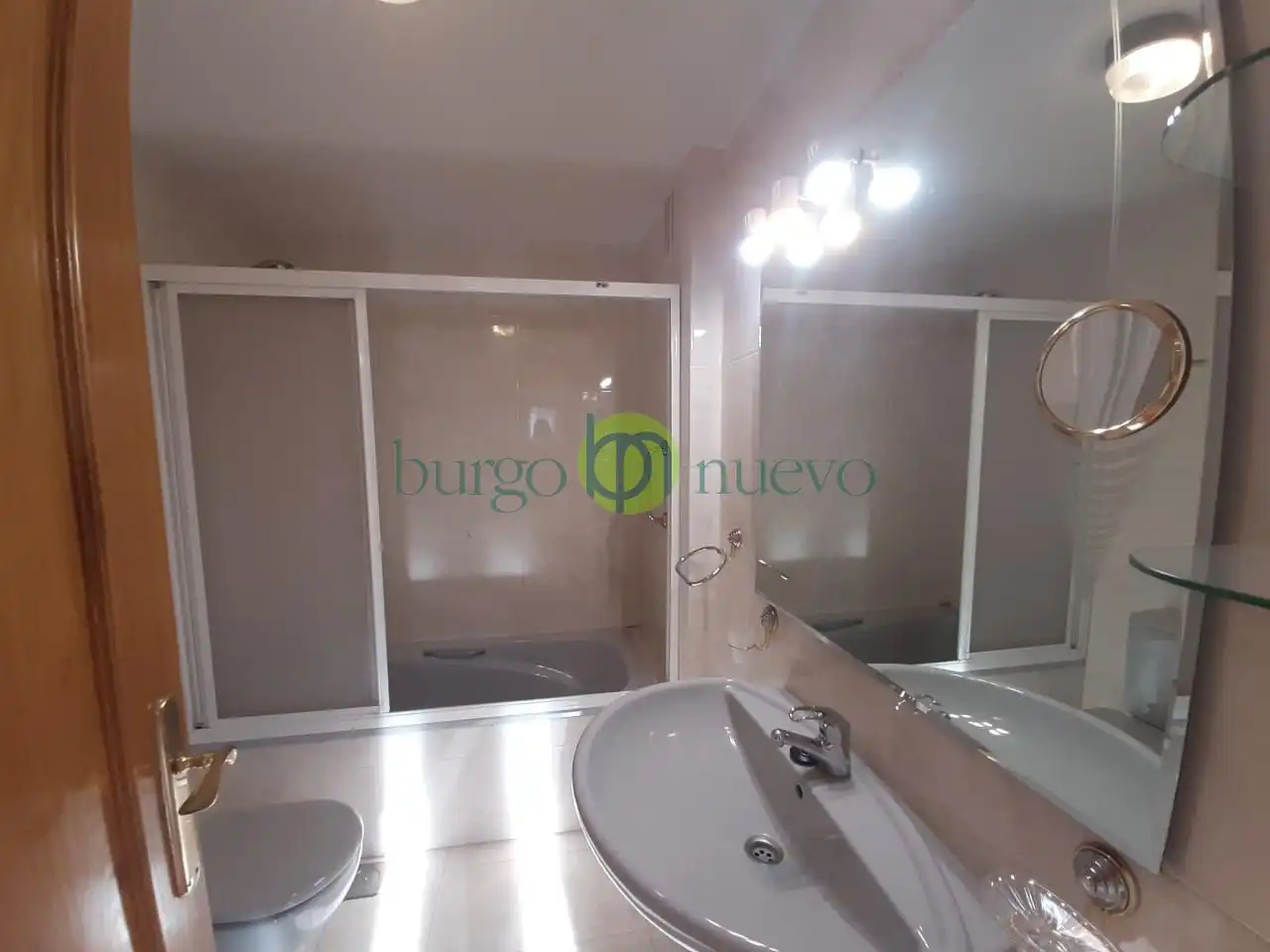 Bany de Casa adosada en venda en San Andrés del Rabanedo amb Calefacció, Jardí privat i Parquet