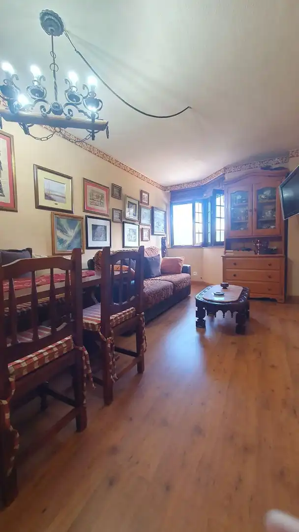 Sala de estar de Piso en venta en Lena con Calefacción y Piscina