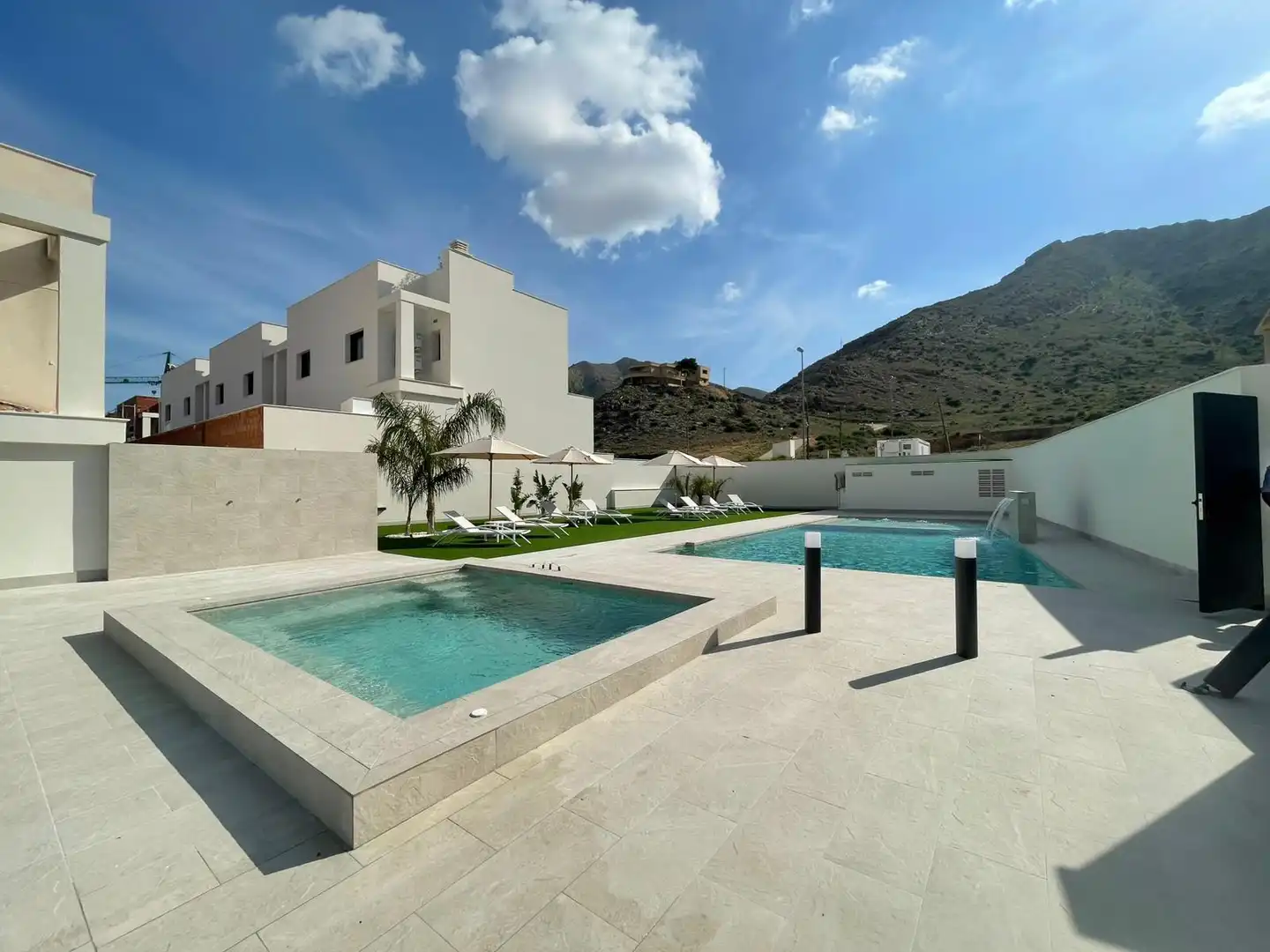 Schwimmbecken von Haus oder Chalet zum Verkauf in Cox mit Privatgarten, Terrasse und Ofen