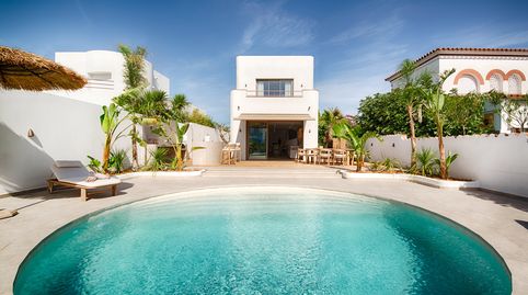 Magnífica villa contemporánea en Empuriabrava con amarre privado