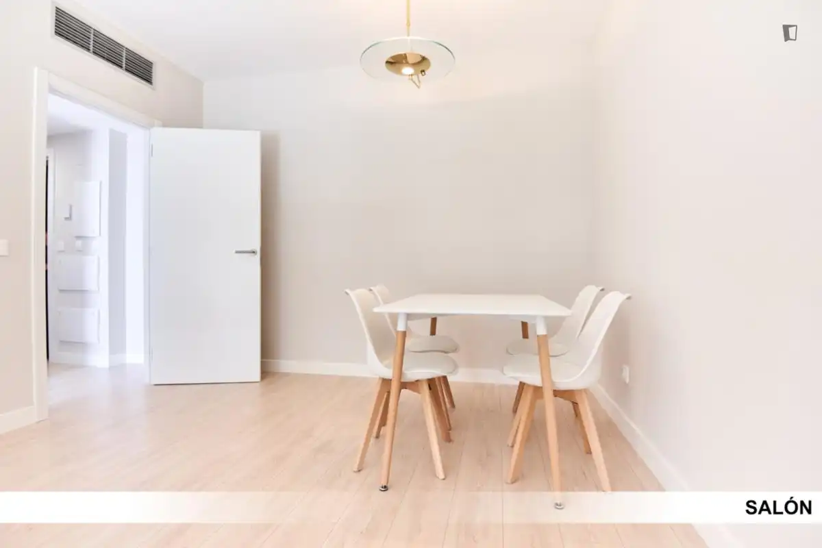 Menjador de Apartament per a compartir en Dos Hermanas amb Aire condicionat, Calefacció i Moblat