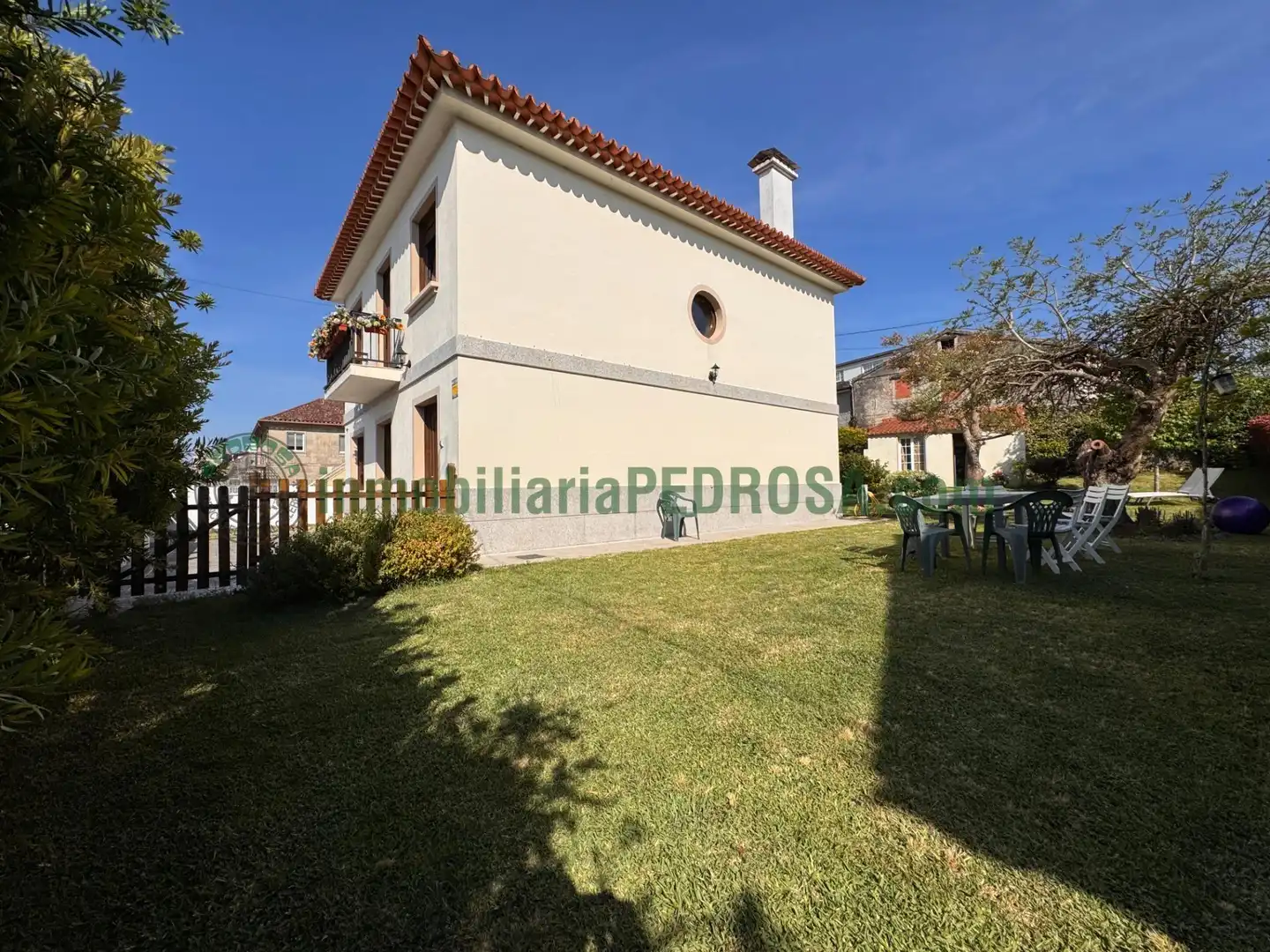 Vista exterior de Casa o xalet en venda en Pontevedra Capital  amb Calefacció, Jardí privat i Traster