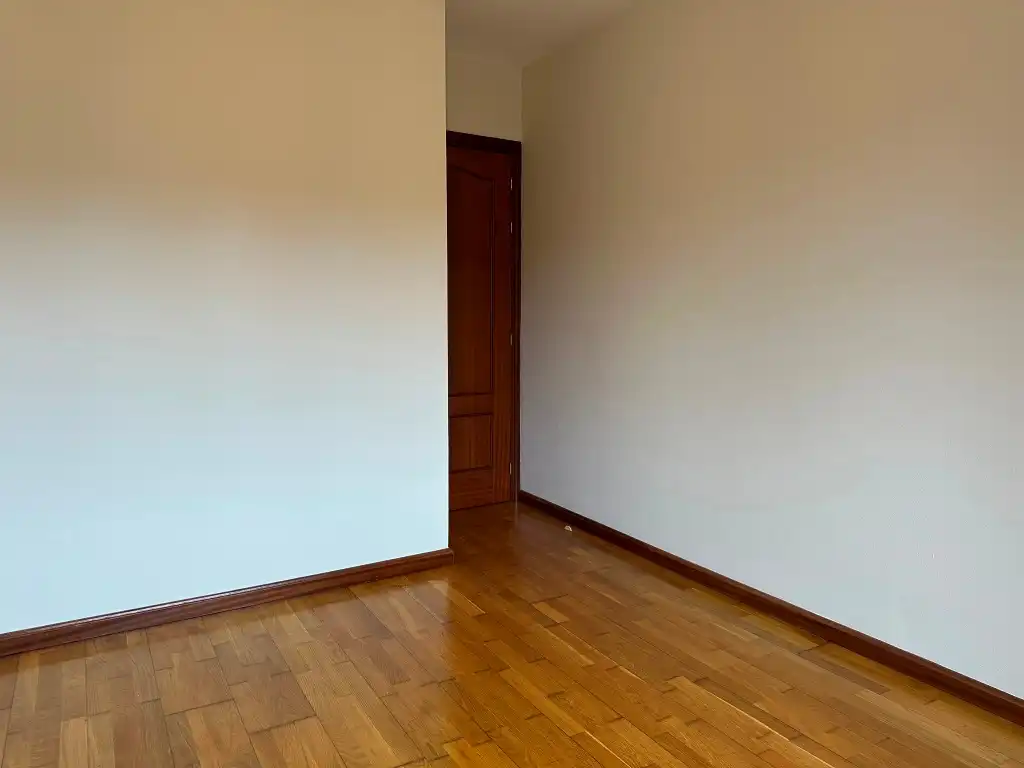 Dormitori de Casa adosada en venda en Gijón  amb Calefacció, Parquet i Terrassa